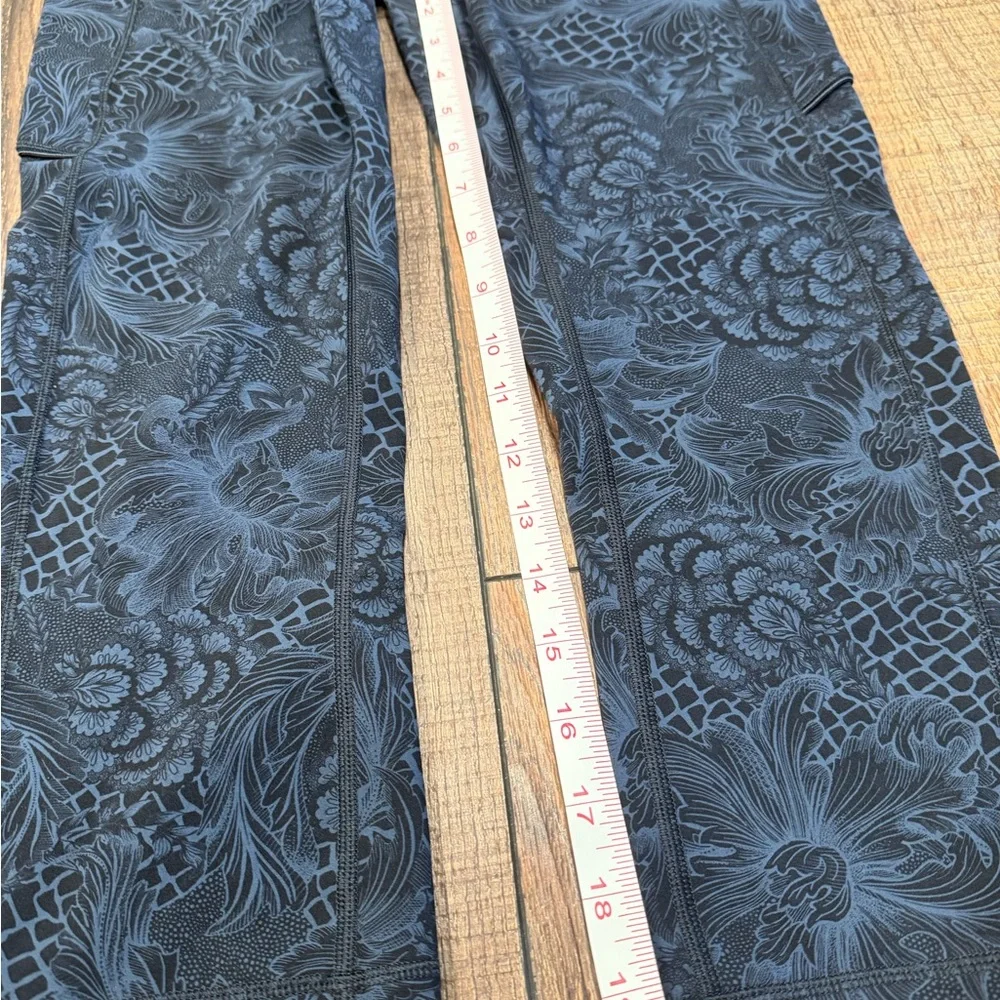 lululemon athletica Women's Navy Floral Joggers - Picture 4 of 10
